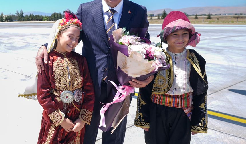 Cumhurbaşkanı Yardımcısı Yılmaz, AK Parti Konya İl Başkanlığı'nda konuştu: