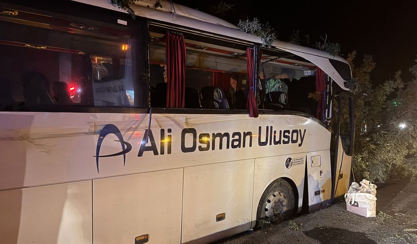 Kayseri'de yolcu otobüsünün orta refüjdeki ağaçlara çarptığı kazada 1 kişi öldü, 13 kişi yaralandı