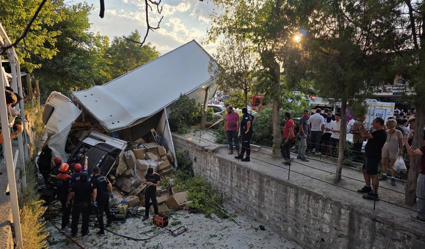 Nevşehir'de kontrolden çıkan kamyonun 10 araca çarpması sonucu 6 kişi yaralandı