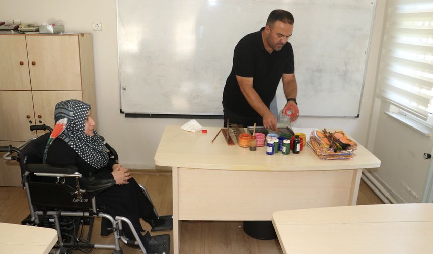 Sivas'ta bedensel engelliler 'ebru kursu' ile hayata tutunuyor