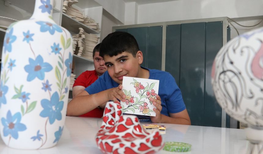 Yozgat'ta özel öğrenciler çini boyama kursunda yeteneklerini keşfediyor