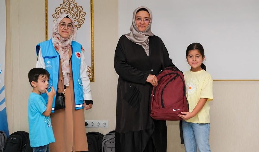 Kırşehir'de müftülük ve TDV, 50 öğrenciye kırtasiye malzemesi dağıttı
