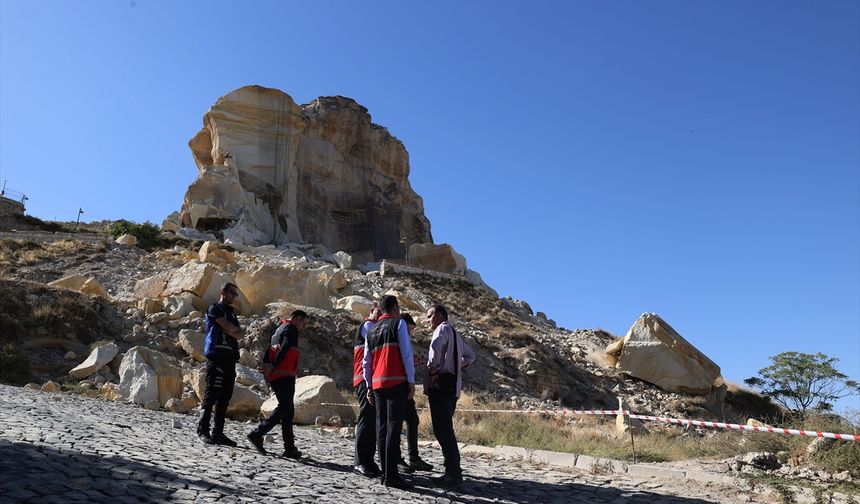 Nevşehir'de Kadıkalesi'nden kaya kopması yaşanan alanda çalışma başlatıldı