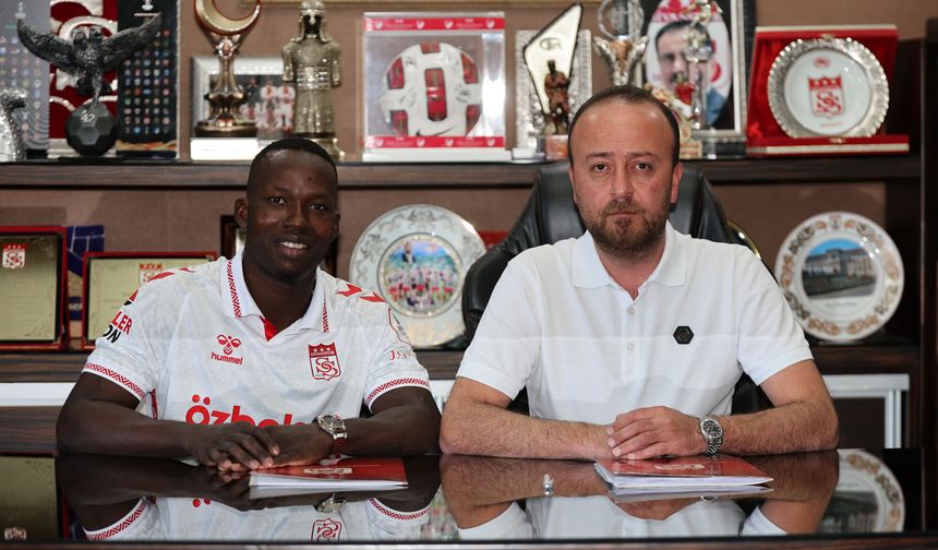 Sivasspor, kadrosuna kattığı Aly Malle için imza töreni düzenledi