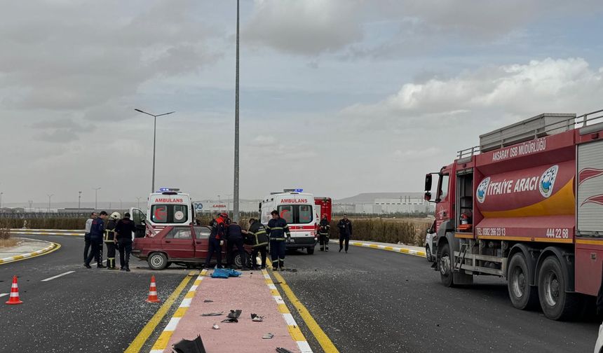 Aksaray'da otomobilin direğe çarptığı kazada 2 kişi yaralandı