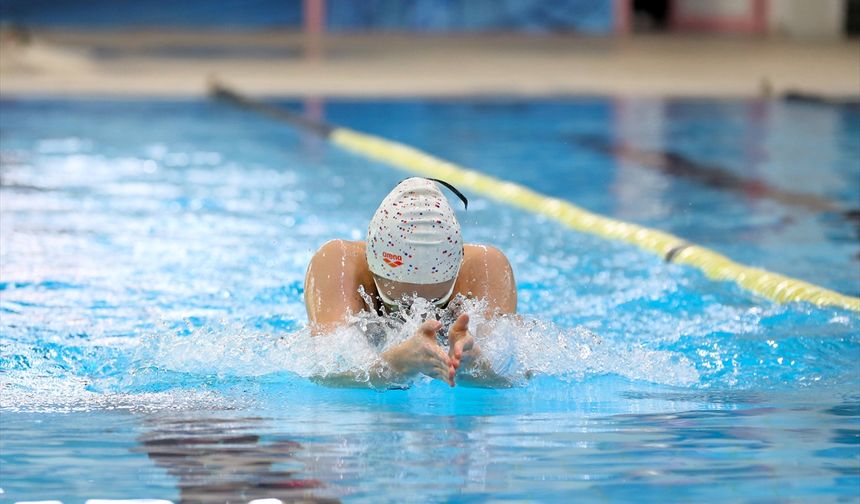 İşitme engelli milli yüzücüler İdil ile Irmak, Tokyo'da madalya için kulaç atacak