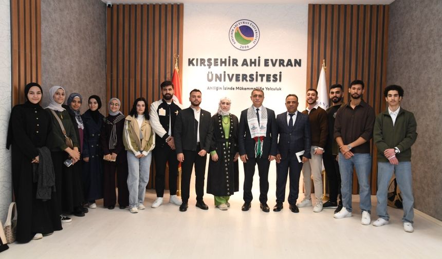 KAEÜ Rektörü Karahocagil, üniversitedeki Filistinli öğrencilerle bir araya geldi
