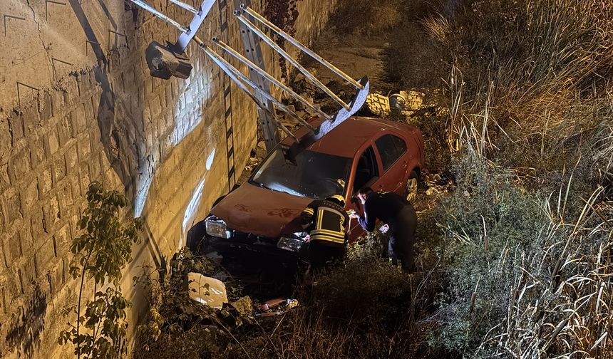 Kayseri'de kanala düşen otomobilin sürücüsü kazadan yara almadan kurtuldu