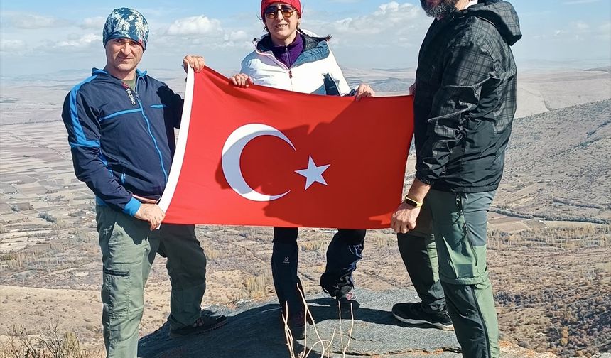 Kırşehirli dağcılar, Cumhuriyet'in 102. yılını 1823 metre yükseklikte kutladı
