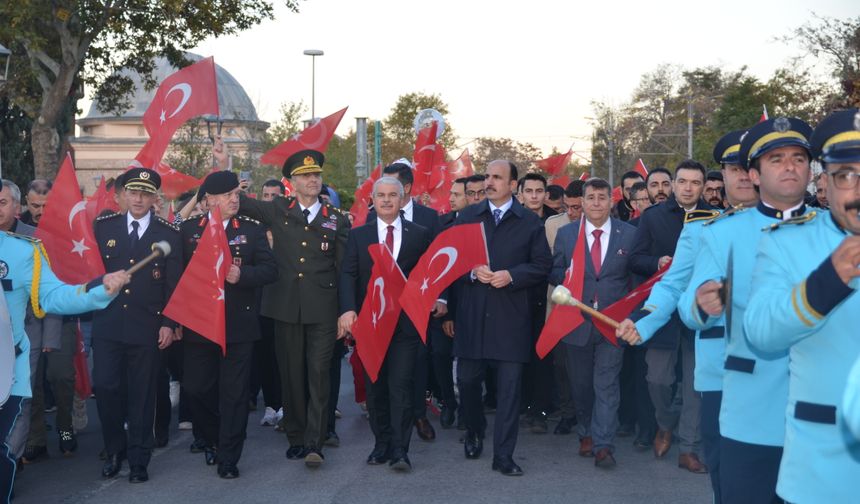 Konya'da Cumhuriyet'in 102. yılı fener alayıyla kutlandı