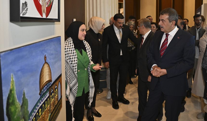 Milli Eğitim Bakanı Tekin Filistinli öğrencilerin “Umut Acıya Direnirken” resim sergisini ziyaret etti