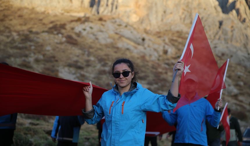 Niğde'de Cumhuriyet'in kuruluşunun 102. yılı dolayısıyla Aladağlar'a tırmanacak dağcılar kamp kurdu