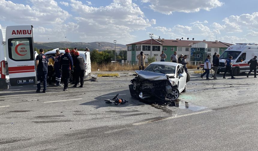 Sivas'ta 3 aracın karıştığı kazada 1 kişi öldü, 4 kişi yaralandı