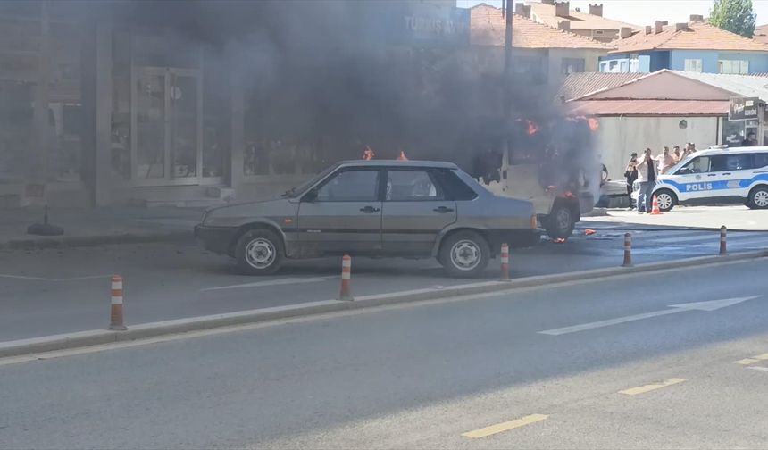 Sivas'ta park halindeki hafif ticari araç yandı