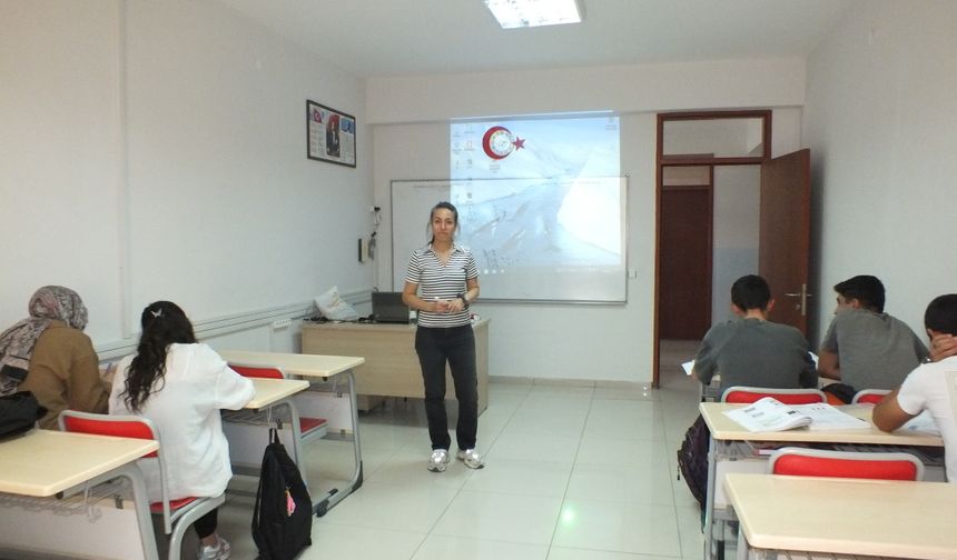 Ulaş'ta YKS'ye girecek öğrenciler için ücretsiz kurs açıldı