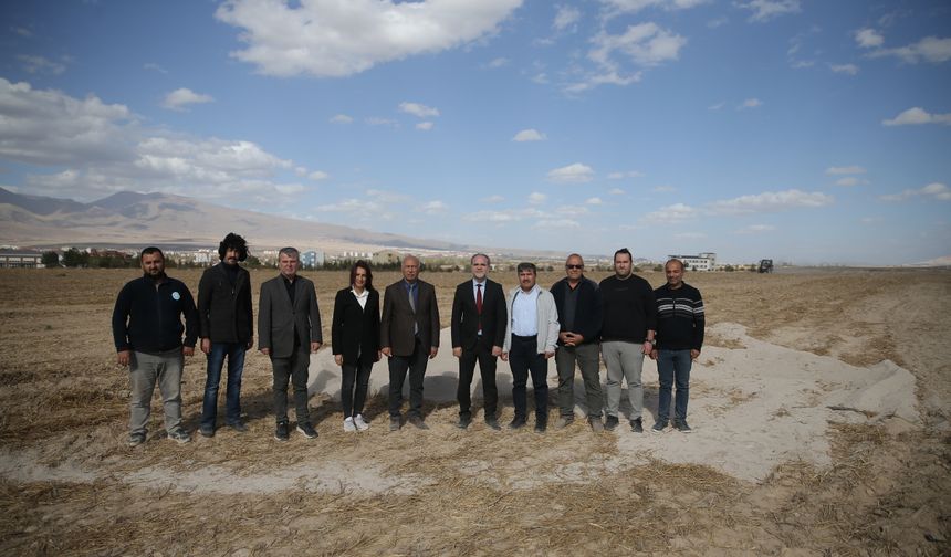 Üniversitenin tarım arazilerinde su tüketimini azaltmak amacıyla 'ponza taşı' kullanılıyor