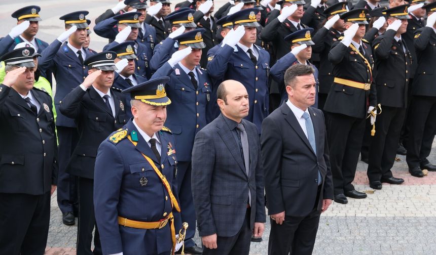 Sivrihisar’da 29 Ekim Coşkusu Çelenk Töreni ile Başladı