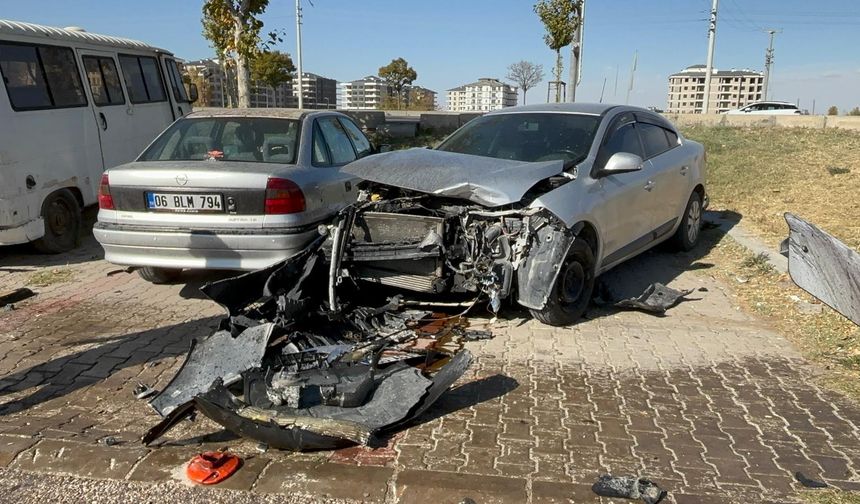 Aksaray'da otomobilin park halindeki araçlara çarpması sonucu 2 kişi yaralandı