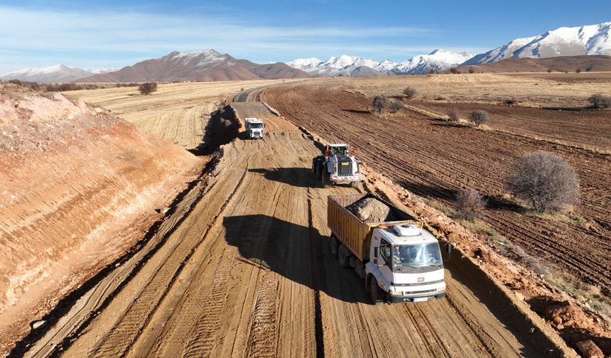 Büyükşehir Belediyesinin Tomarza'daki yol çalışmaları sürüyor