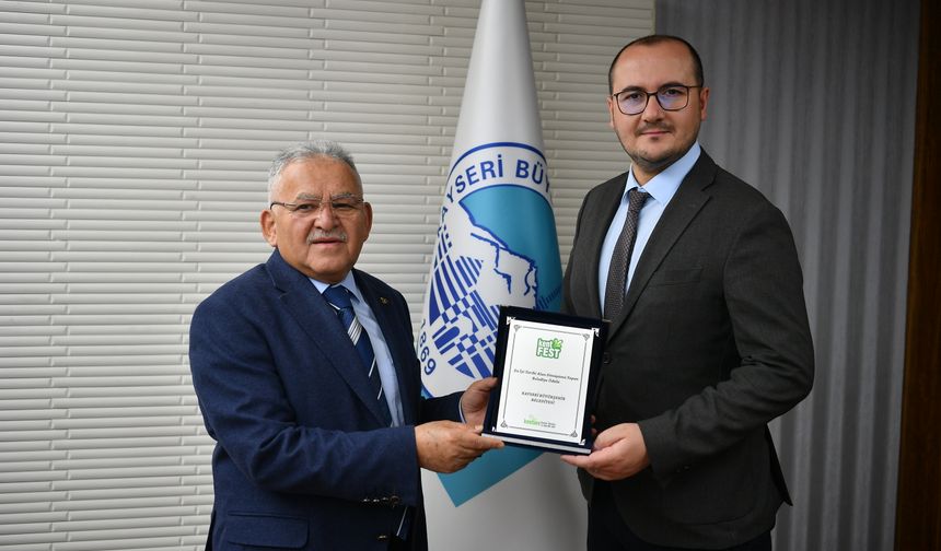 'En İyi Tarihi Alan Dönüşümü Yapan Belediye' ödülü Başkan Büyükkılıç'a takdim edildi