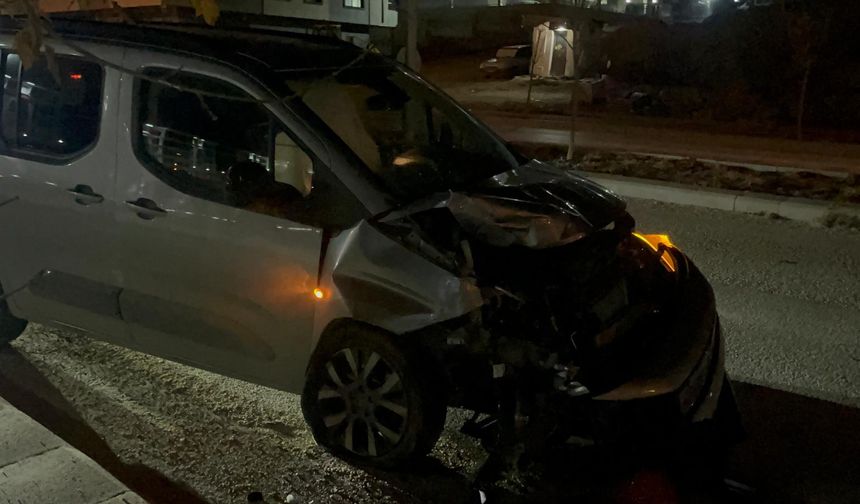 Eskişehir'de 2 hafif ticari aracın çarpıştığı kazada 1 kişi yaralandı