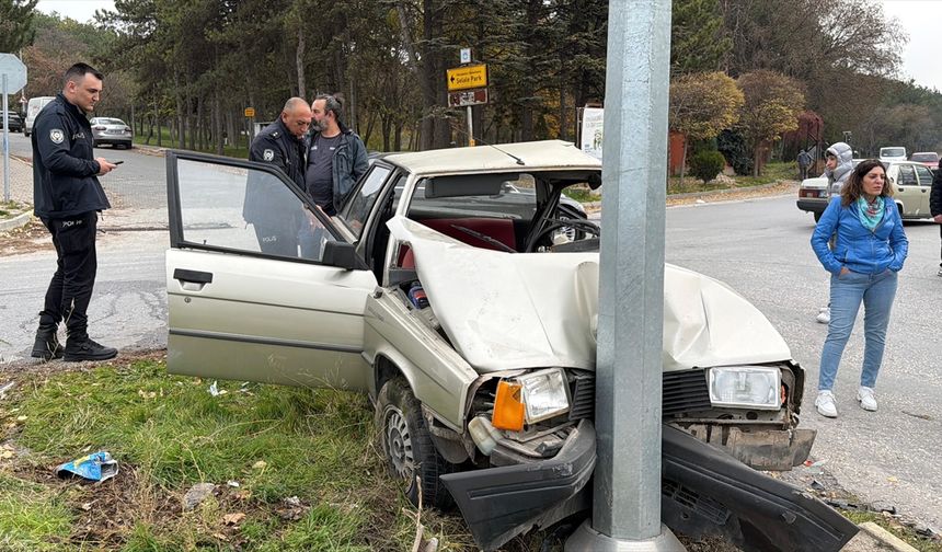 Eskişehir'de iki otomobilin çarpıştığı kazada 2 kişi yaralandı