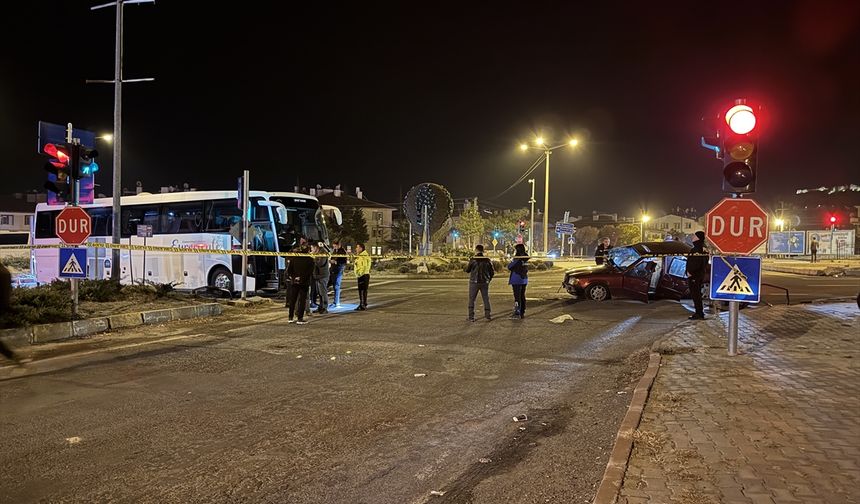 Nevşehir'de tur otobüsü ile çarpışan otomobilde 2 kişi öldü, 3 kişi yaralandı