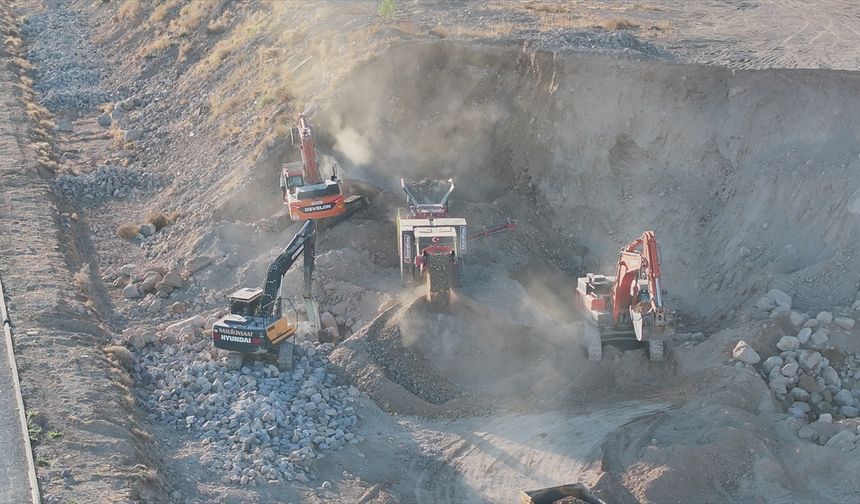 Niğde OSB'deki parsellerden çıkan hafriyatla yaklaşık 40 milyon lira tasarruf sağlandı