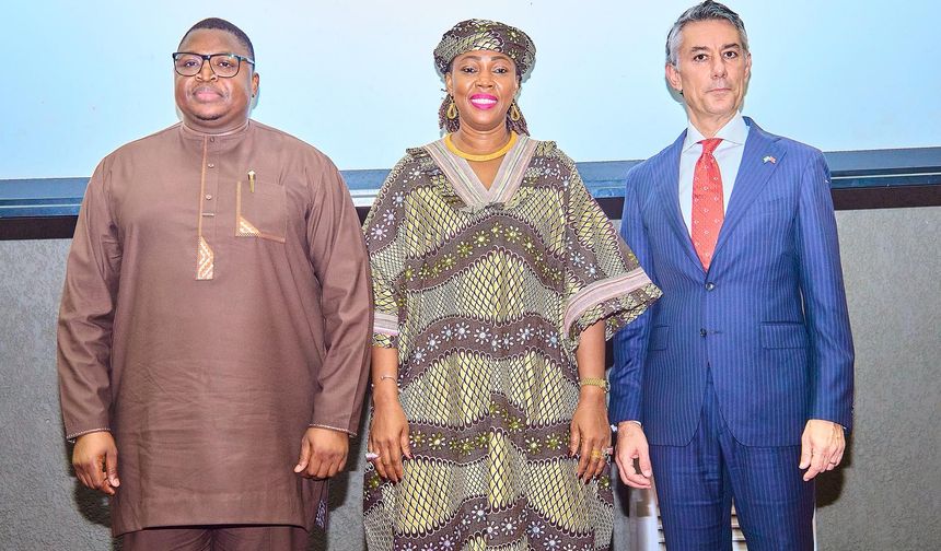 Sierra Leone Cumhurbaşkanı'nın eşi, Türkiye'nin Freetown Büyükelçiliği'ndeki 29 Ekim resepsiyonuna katıldı