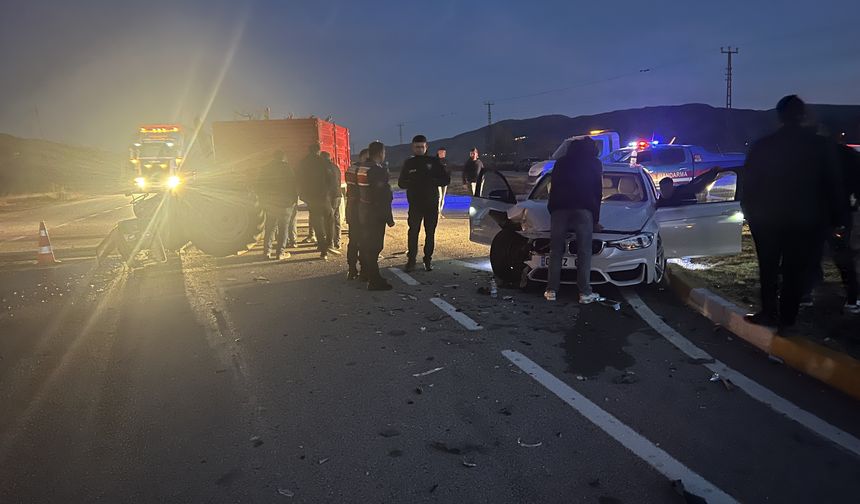 Sivas'ta otomobil ile traktörün çarpışması sonucu 1 kişi yaralandı