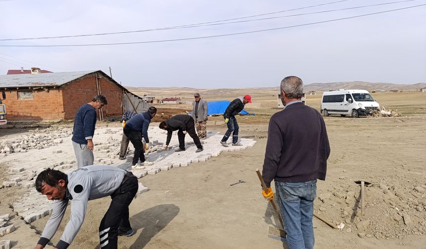 Ulaş'ta okul yoluna parke taşı döşendi