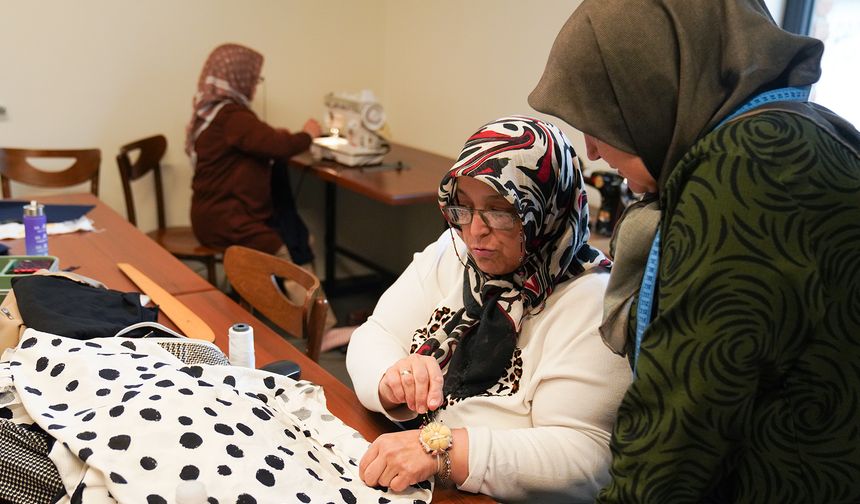 Kadınlar Hem Öğreniyor Hem Üretiyor: Giyim ve Mefruşat Kurslarına Büyük İlgi