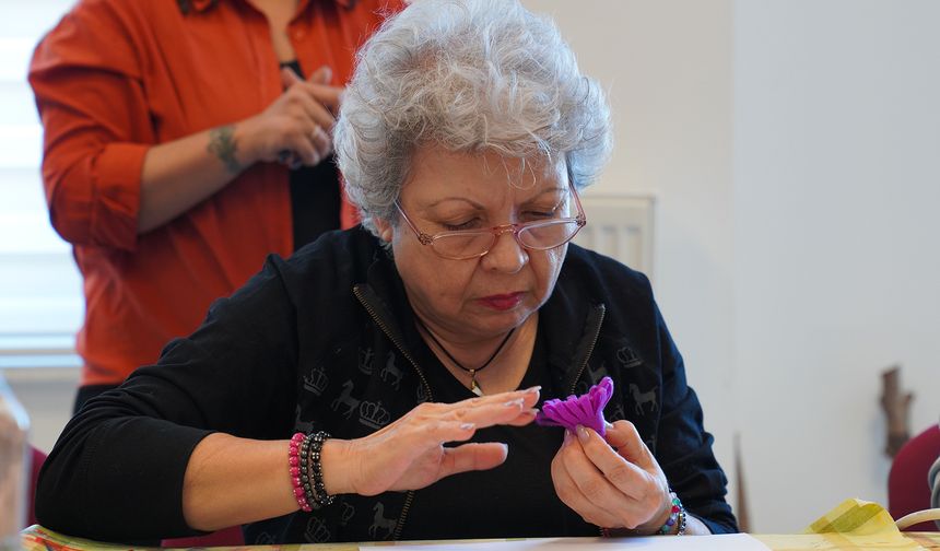 Kadın dayanışması için keçeden broş yaptılar