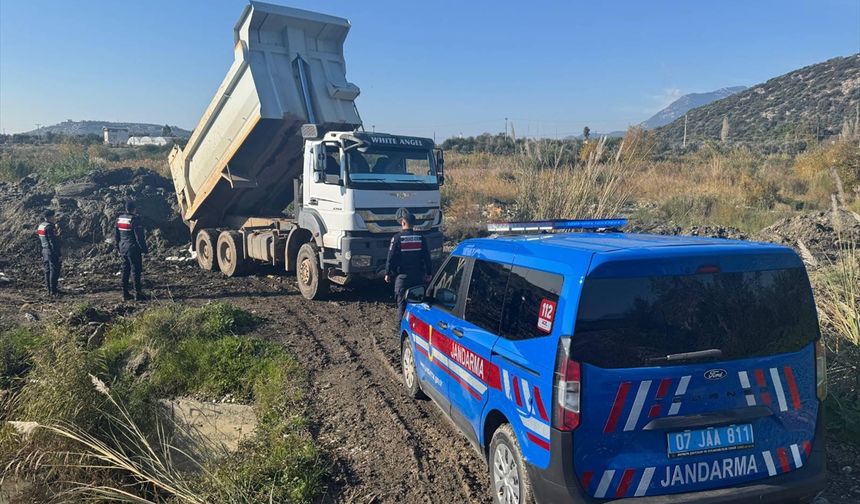 Antalya'da akarsu yatağından izinsiz kum alınmasına müdahale edildi