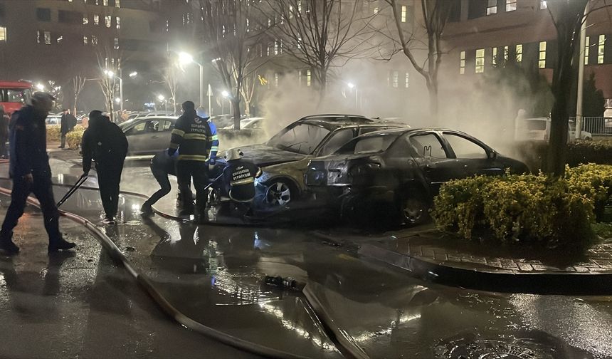 Eskişehir'de yanan iki otomobil kullanılamaz hale geldi