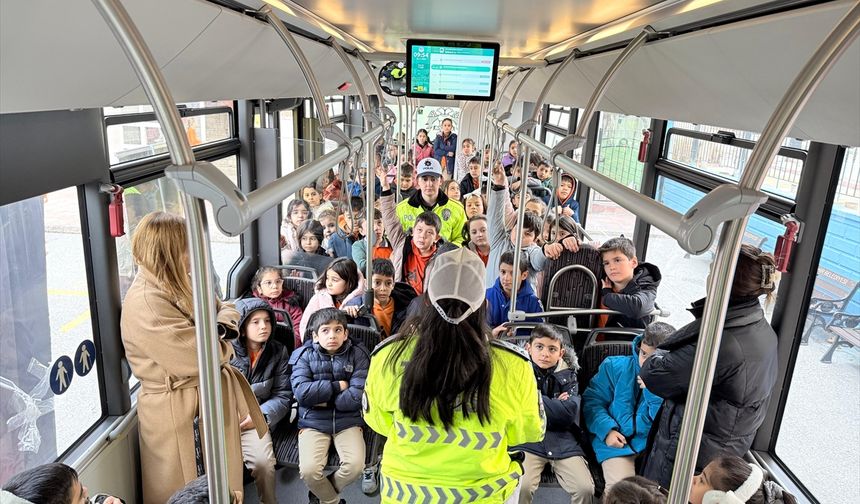 Konya'da ilkokul öğrencilerine toplu ulaşım kültürü 'otobüste' anlatılıyor
