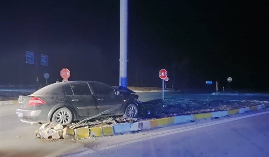 Konya'da tabela direğine çarpan otomobildeki 3 kişi yaralandı