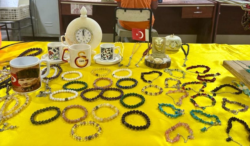 Mermer ve oniks taşı hükümlülerin elinde takı ve hediyelik eşyaya dönüşüyor