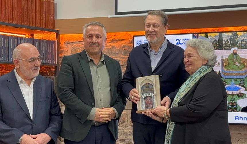 Sanatçı Ahmet Özhan'a, Mevlana Türbesi Gümüş Kapısı minyatürü hediye edildi