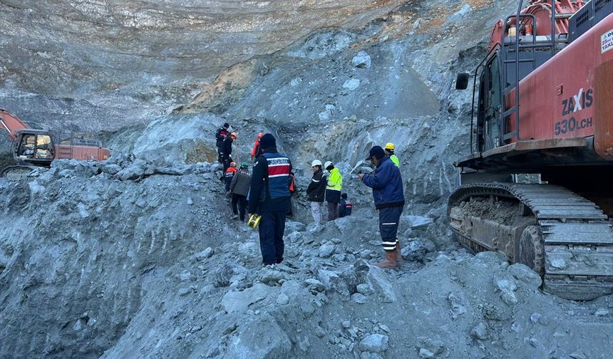 Sivas'ta maden ocağında göçük altında kalan şantiye müdürünün cenazesine ulaşıldı