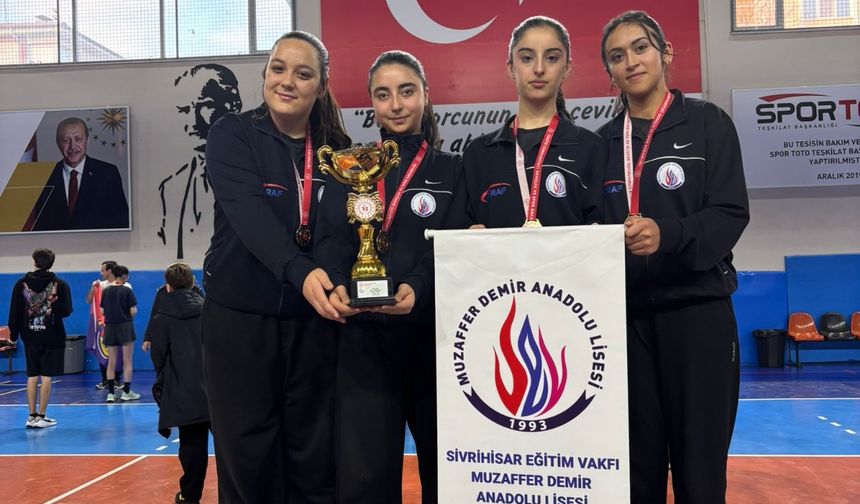 Sivrihisar'da lise öğrencileri masa tenisinde il şampiyonu oldu