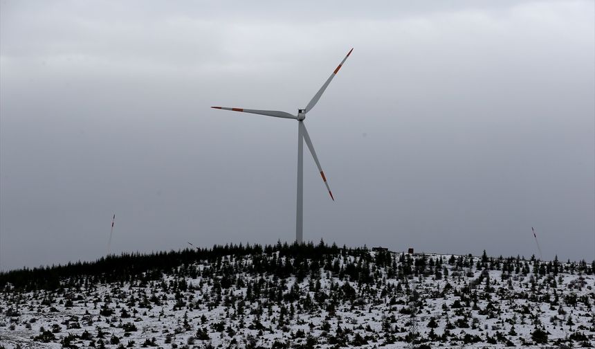 Aladağlar'da oluşan kar güzelliği dronla görüntülendi