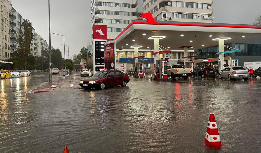 Antalya'da kuvvetli yağış ve fırtına etkili oldu
