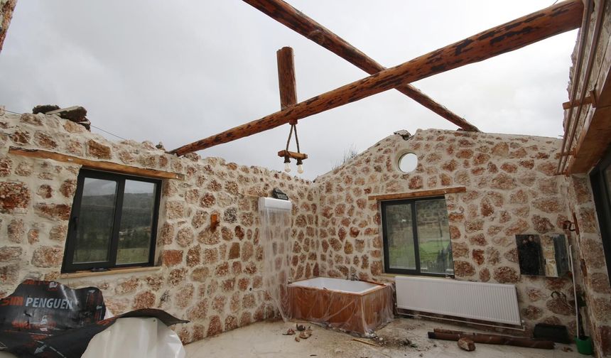 Antalya'da sağanak ve fırtınanın etkili olduğu Kaş ile Manavgat ilçelerinde hasar tespiti yapılıyor