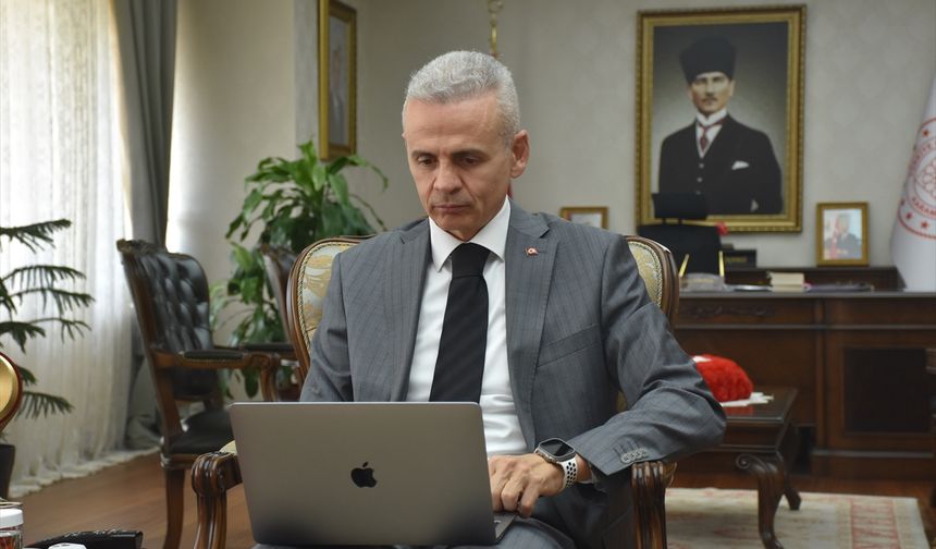 Karaman'da Vali Çiçekli, AA'nın 'Yılın Kareleri' oylamasına katıldı