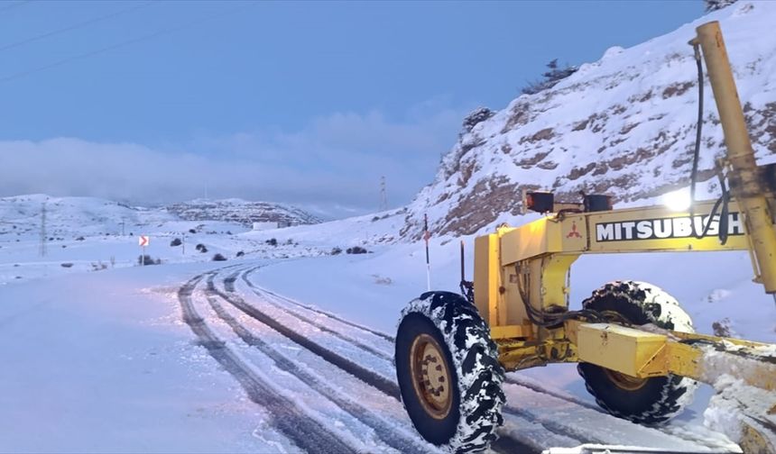 Kayseri Büyükşehir Belediyesi ekipleri 10 ilçede 126 mahalle yolunu ulaşıma açtı