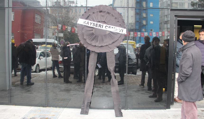 Kayseri'de Alevi dernekleri, CHP İl Başkanlığı önüne siyah çelenk bıraktı