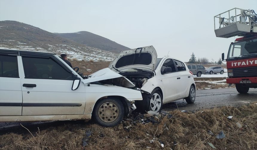 Kayseri'de iki otomobilin çarpıştığı kazada 5'i öğretmen 6 kişi yaralandı