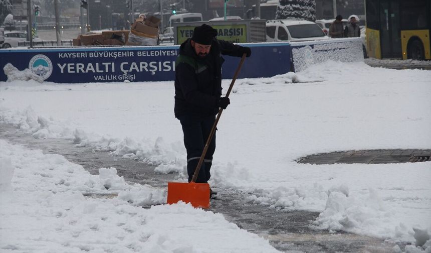 Kayseri'de kar etkili oluyor