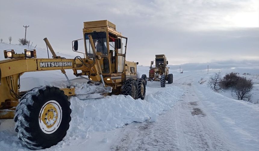 Kayseri'de kardan kapanan 17 mahalle yolunu açma çalışmaları sürüyor